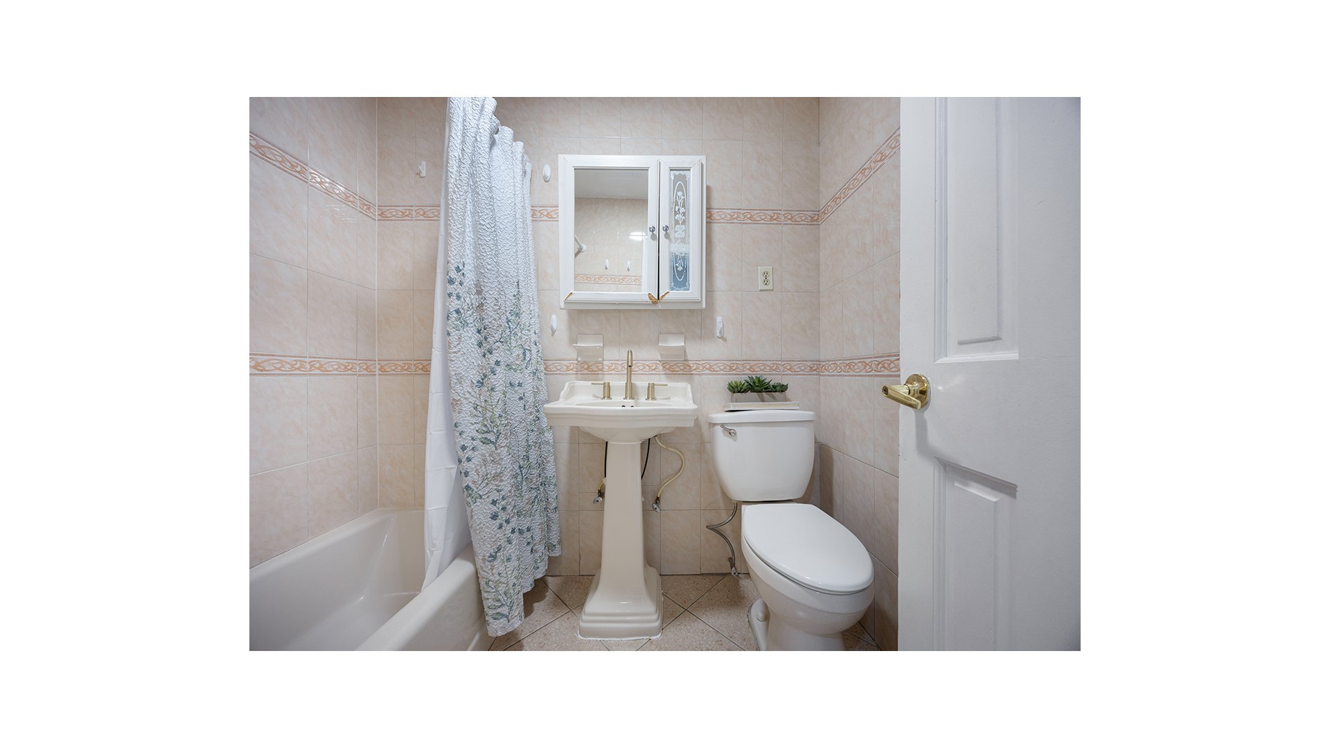 76-22 60th Lane Glendale Queens NY 11385